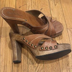 Wooden heeled shoes